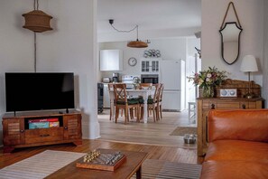 TV, offices - The Wagwell - Pet Friendly in Wellington (Prince Edward County)