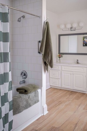 Douche, sèche-cheveux, serviettes fournies, shampoing