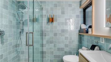 Casa, vista parcial para o oceano | Banheiro | Produtos de toalete grátis, secador de cabelo, toalhas de banho