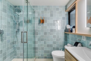 House, Partial Ocean View | Bathroom | Free toiletries, hair dryer, towels, soap - Greenbank Horizon Home - Water Views (Greenbank)