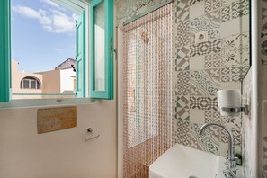 Een douche, een haardroger, handdoeken, zeep