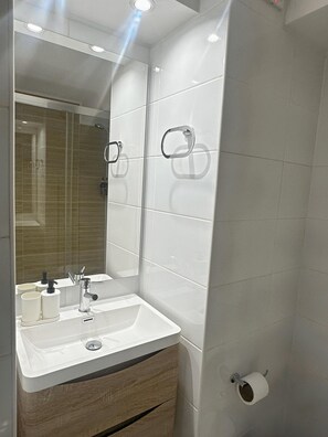 Hair dryer, towels, soap, toilet paper - Modern, comfortable, well equipped, good location. Near Movistar arena! (Santiago)