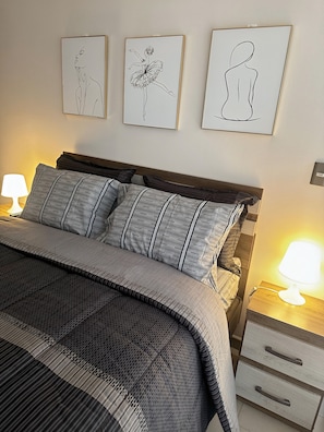 Tabla de planchar con plancha, internet y ropa de cama 
