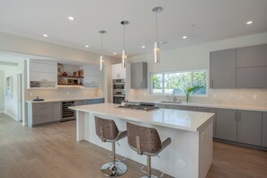 Fridge, microwave, oven, stovetop - 4012 Here Comes Sunshine - Near Mission Ranch (Carmel)