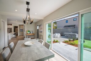 Dining - 4012 Here Comes Sunshine - Near Mission Ranch (Carmel)