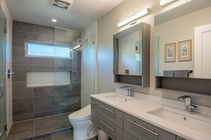 Shower, hair dryer, towels - 4012 Here Comes Sunshine - Near Mission Ranch (Carmel)