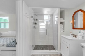 Shower, towels - 🏠Private Home with Pool🌴Quick Walk To Beach🌞Sunny Palms Home (Treasure Island)