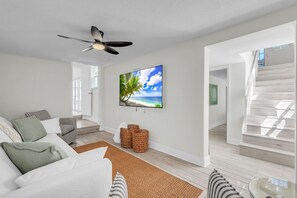 Smart TV - 🏠Private Home with Pool🌴Quick Walk To Beach🌞Sunny Palms Home (Treasure Island)