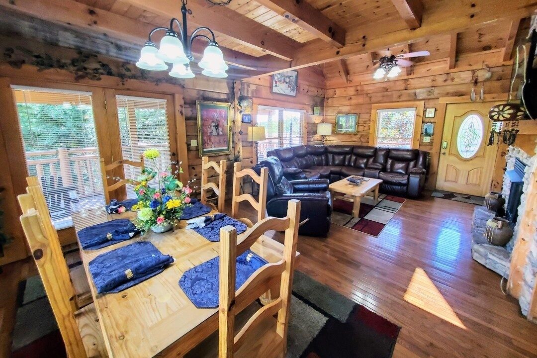 Cabin, 4 Bedrooms | Dining