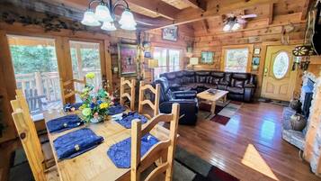 Cabin, 4 Bedrooms | Dining