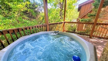 Cabin, 4 Bedrooms | Outdoor spa tub