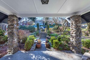 House, 4 Bedrooms | Property grounds - State Of Chill 4 Bedroom Home (Hood River)