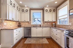 House, 4 Bedrooms | Private kitchen - State Of Chill 4 Bedroom Home (Hood River)