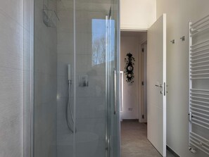 Doccia, asciugacapelli, asciugamani, shampoo