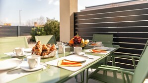 A dining table set with plates, cups, and a fruit basket. - New vacation home in Nin, 100m to the beach l 3 bedrooms l 2 bathrooms l 6 pers. l All-inclusive. (Nin)