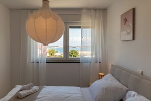3 室のベッドルーム、旅行用ベビーベッド、WiFi (無料)、ベッドシーツ