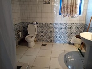 Quarto casal standard, sacada, vista para o lago | Banheiro