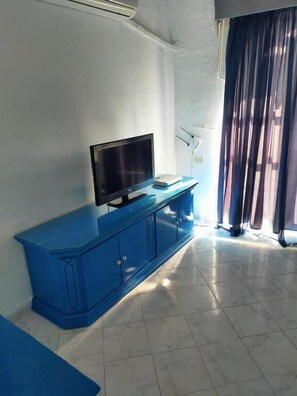 Standard Double Room, Balcony, Lake View | Interior