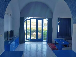 Quarto casal standard, sacada, vista para o lago | Área de estar