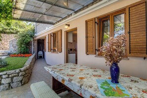 Outdoor dining - Vrbo Property (Mali Lošinj)