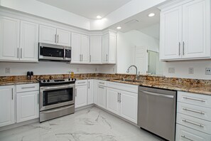Private kitchen - Waterfront Oasis in Jensen Beach – 3BR • 2.5BA • Private Dock • Walk to Beach (Jensen Beach)