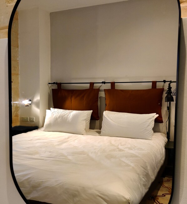 Unclassified image, 1 of 32, button