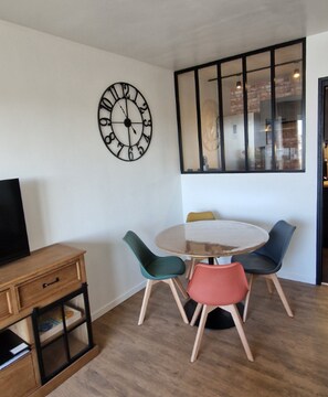 Dining - Apartment with south-facing balcony - 200 m from the beach - Thalasso - Casino (Ouistreham)