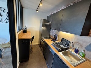 Fridge, microwave, oven, stovetop - Apartment with south-facing balcony - 200 m from the beach - Thalasso - Casino (Ouistreham)