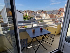 Outdoor dining - Apartment with south-facing balcony - 200 m from the beach - Thalasso - Casino (Ouistreham)