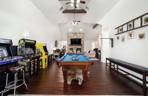 Game room - Enjoy total privacy on a fully fenced 25-acre luxury ranch retreat of 5100sqft (Reddick)