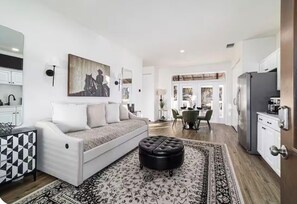 Living area - Enjoy total privacy on a fully fenced 25-acre luxury ranch retreat of 5100sqft (Reddick)