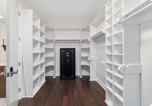 Interior - Enjoy total privacy on a fully fenced 25-acre luxury ranch retreat of 5100sqft (Reddick)