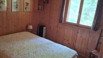 4 bedrooms, iron/ironing board, travel crib, free WiFi