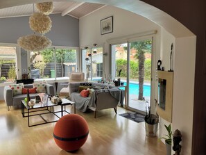 Living area - Villa Charmence Ideal, quiet location 100M from the beach and oyster port (Andernos-les-Bains)