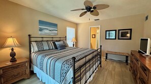 Desk, iron/ironing board, free WiFi, bed sheets - 925 Maple Ave, 5 Min walk to Free Beach Entrance (Marco Island)
