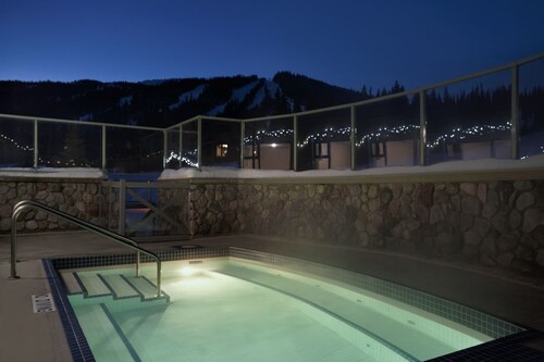 Ski in Ski out. Top floor with ski hill view.
