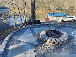 Property grounds - Cozy waterfront loft retreat with private dock, and lake access. (Speedwell)