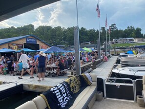 Outdoor dining - Cozy waterfront loft retreat with private dock, and lake access. (Speedwell)