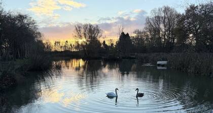 Cotswolds Lodge near Stow | Sleeps 6 | Lakes