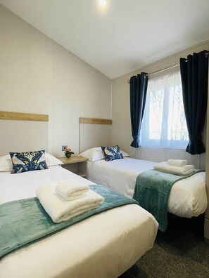 3 bedrooms, iron/ironing board, free WiFi, bed sheets - Peaceful Cotswold Retreat at Chad Lakes, Stow (Chipping Norton)