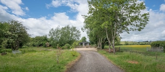 Peaceful Cotswold Retreat at Chad Lakes, Stow