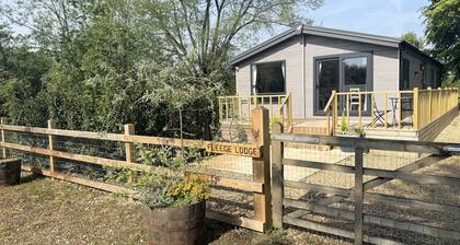 Peaceful Cotswold Retreat at Chad Lakes, Stow