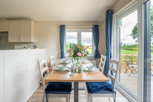 Peaceful Cotswold Retreat at Chad Lakes, Stow