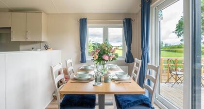 Peaceful Cotswold Retreat at Chad Lakes, Stow
