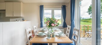 Peaceful Cotswold Retreat at Chad Lakes, Stow