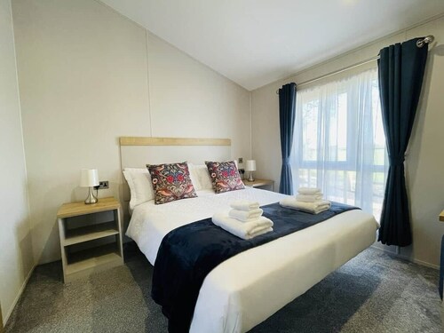 Cotswolds Lodge near Stow | Sleeps 6 | Lakes