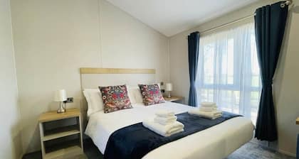 Cotswolds Lodge near Stow | Sleeps 6 | Lakes