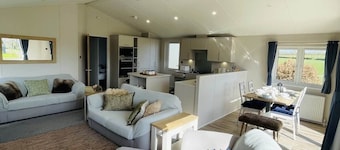 Peaceful Cotswold Retreat at Chad Lakes, Stow