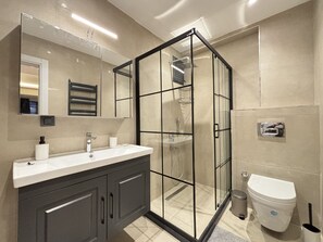 Shower, hair dryer, towels - Stylish 1BR Residence in Nişantaşı (Istanbul)