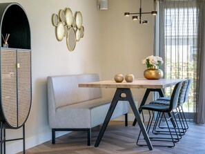 A modern dining area with a bench, a table, and chairs. - Coastal Home With Garden for 6 (Sint Maarten)